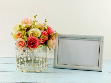 çiçek buketi ve kopya alan arka plan ile boş fotoğraf çerçevesi