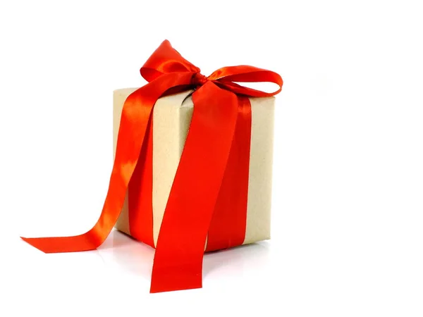 白色背景带红丝带蝴蝶结带的礼品盒 — 图库照片