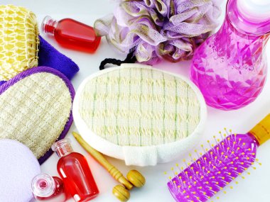 yumuşak banyo puf havlu ve duş aksesuarları ile yer arka plan kopyalama