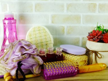 Spa aksesuarları şampuan sabun ve duş krem banyo ürünleri ile temizlik