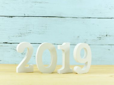 mutlu yeni yıl hediye kutusu ahşap arka plan üzerinde mevcut dekorasyon ile