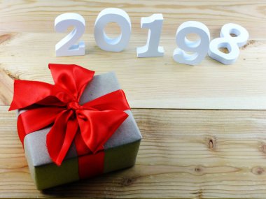 mutlu yeni yıl hediye kutusu ahşap arka plan üzerinde mevcut dekorasyon ile