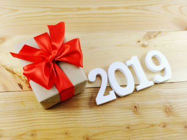 mutlu yeni yıl hediye kutusu ahşap arka plan üzerinde mevcut dekorasyon ile