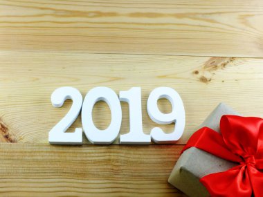  2019 happy new year ve kırmızı kurdele top ile hediye kutusu görüntülemek