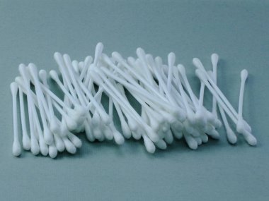 Grup plastik pamuk tomurcukları gri arka plan üzerinde izole