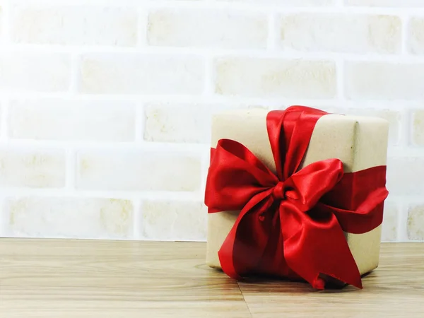 包装复古礼品盒与红丝带弓在空间木质背景 — 图库照片