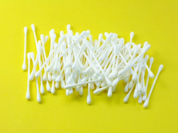 Group Plastic Cotton Buds Isolated Yellow Background — Stock Photo, Image