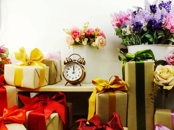 Krásné Květiny Kytice Dárkové Krabice Mašlí Dřevěné Pozadí — Stock fotografie