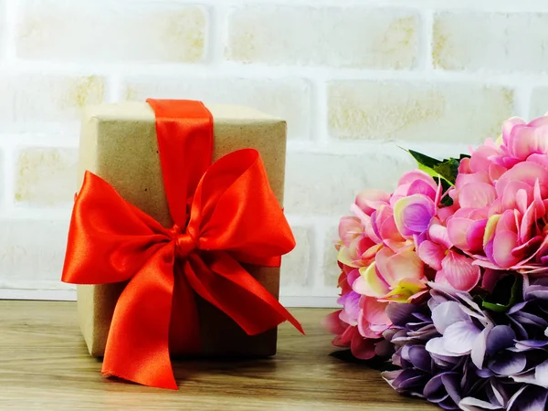Όμορφα Λουλούδια Μπουκέτο Και Δώρο Κουτί Κορδέλα Φόντο Ξύλινη — Φωτογραφία Αρχείου