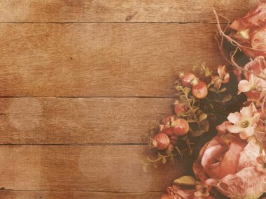 alan arka plan ile ahşap arka plan üzerinde çiçek buketi