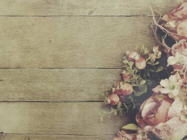 alan arka plan ile ahşap arka plan üzerinde çiçek buketi