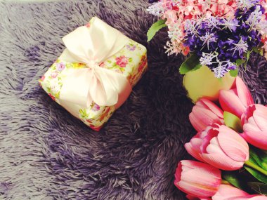 hediye kutusu ile yapay Lale çiçek buketi