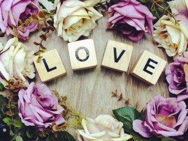 sevgi sözcüğü ahşap blok yapay gül çiçek dekorasyonu ile