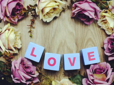 sevgi sözcüğü ahşap blok yapay gül çiçek dekorasyonu ile