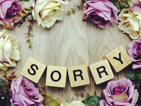 Sorry Word Houten Blok Met Kunstmatige Rozen Bloemen Decor Gift — Stockfoto