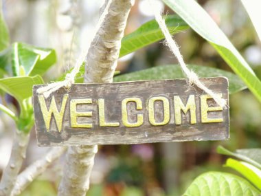 hoş geldiniz işareti bahçesinde bulunan uzay arka plan asılı