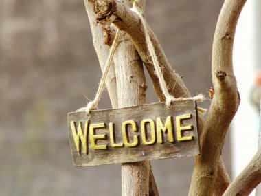 hoş geldiniz işareti bahçesinde bulunan uzay arka plan asılı