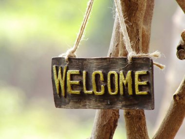 hoş geldiniz işareti bahçesinde bulunan uzay arka plan asılı