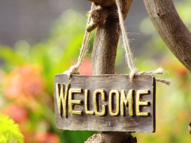 hoş geldiniz işareti bahçesinde bulunan uzay arka plan asılı