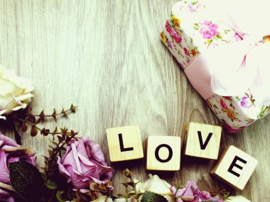 sevgi sözcüğü ahşap blok yapay gül çiçek dekoru ve hediye kutusu