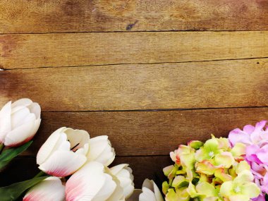 Lale çiçek buketi vintage filtre renk ile ahşap arka plan