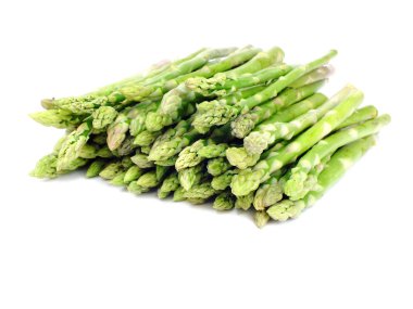 Beyaz arka plan üzerinde izole yeşil taze kuşkonmaz