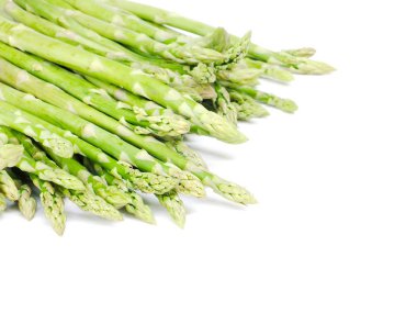 Beyaz arka plan üzerinde izole yeşil taze kuşkonmaz