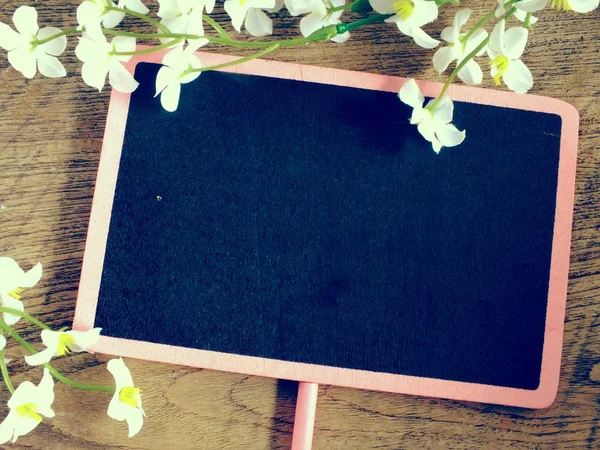 Mock Zwarte Houten Achtergrond Met Bloemen Bloeien Decoraties — Stockfoto