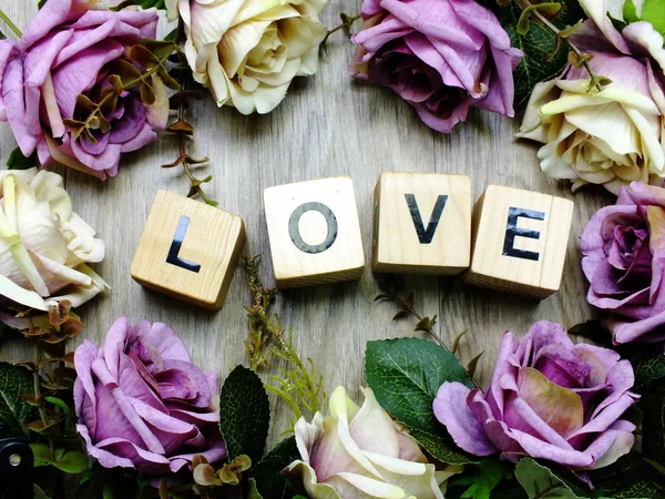 Amore Parola Blocco Legno Con Rose Artificiali Decorazione Fiori — Foto Stock