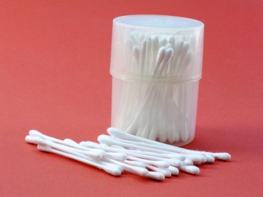 beyaz pamuklu bud ve izole kırmızı zemin üzerine pamuk yastık