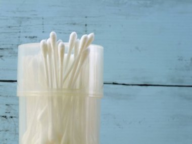 beyaz pamuklu bud ve pamuk yastık üzerinde ahşap arka plan izole