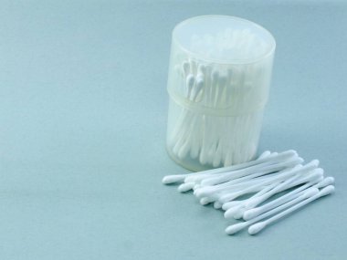 beyaz pamuklu bud ve gri arka plan üzerinde izole pamuk yastık