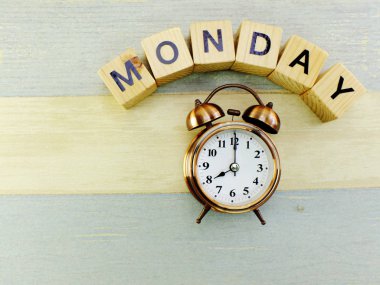 Pazartesi küp ahşap blok ve çalar saat üst görünümden alan arka plan ile