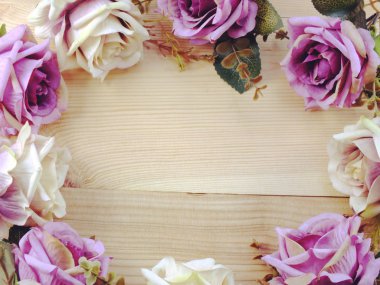 yapay Mor gül çiçek sınır alanı kopyası ile ahşap arka plan üzerinde