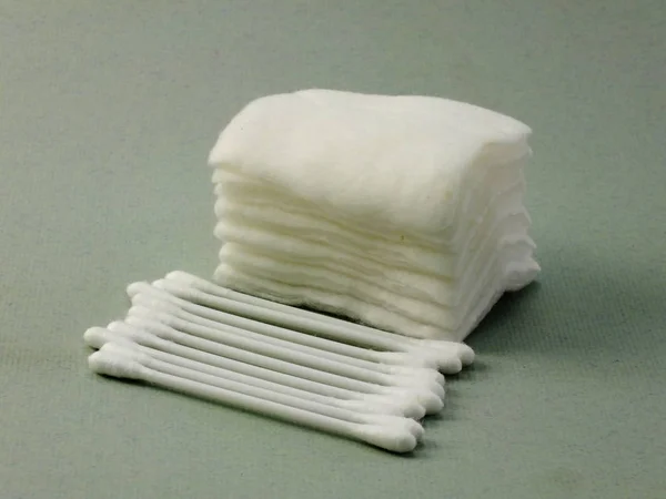 白い綿の芽と灰色の背景に分離した綿パッド — ストック写真
