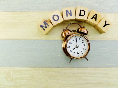 Pazartesi küp ahşap blok ve çalar saat üst görünümden alan arka plan ile