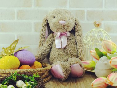 renkli Paskalya yumurtaları ve sevimli tavşan bebek çiçek buketi ile