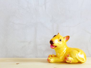 ahşap arka plan üzerinde alanı kopyası ile sevimli zürafa heykel seramik