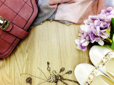 kadın aksesuarları düz ayakkabı bayan çanta ve eşarp ile uzay arka plan görünümünü top