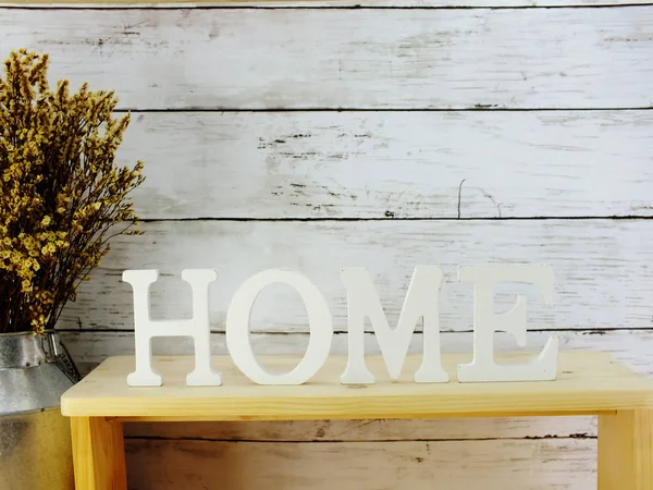 Palabra Letras Decorativas Abierta Con Flores Secas Sobre Fondo Madera — Foto de Stock