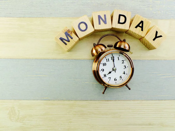 Pazartesi küp ahşap blok ve çalar saat üst görünümden alan arka plan ile