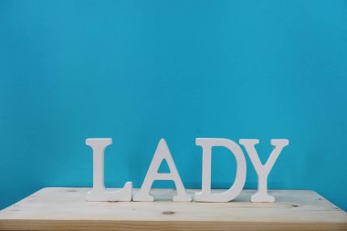 Bayan ahşap word metin alanı kopyası üzerinde mavi arka plan ile