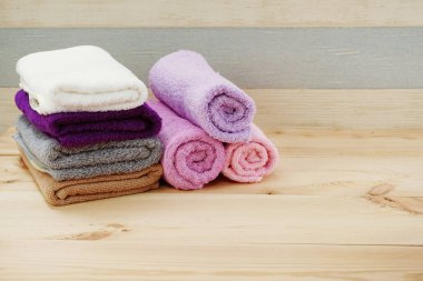 Spa havlu alanı kopyası üzerinde ahşap arka plan ile