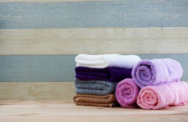 Spa havlu alanı kopyası üzerinde ahşap arka plan ile