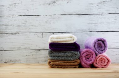 Spa havlu alanı kopyası üzerinde ahşap arka plan ile