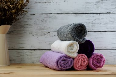 Spa havlu alanı kopyası üzerinde ahşap arka plan ile