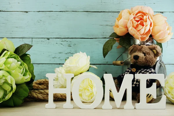 Letras Decorativas Palavra Casa Com Flores Secas Fundo Madeira — Fotografia de Stock