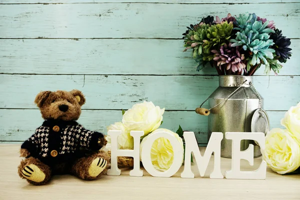 Decoratieve Brieven Woord Huis Met Droogbloemen Houten Achtergrond — Stockfoto