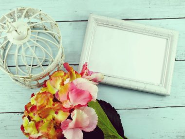 çiçek buketi ve boş defter kopyalama alanı arka plan ile