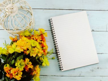 çiçek buketi ve boş defter kopyalama alanı arka plan ile